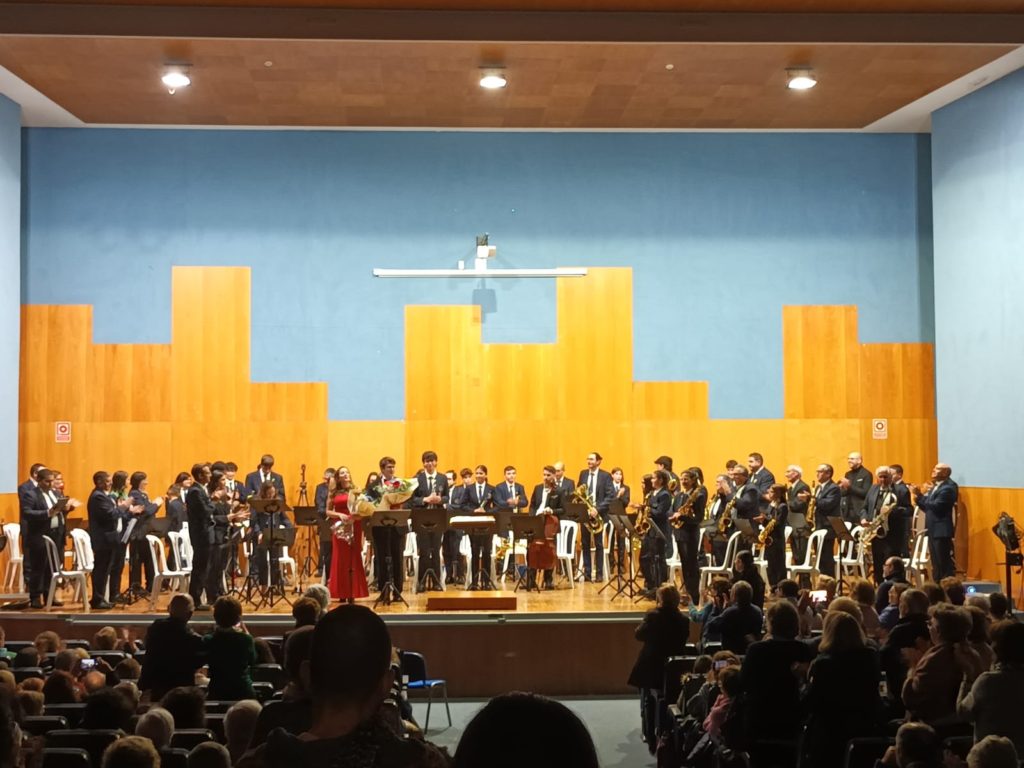 Banda Sinfónica tocando Dúos y Romanzas de Zarzuela